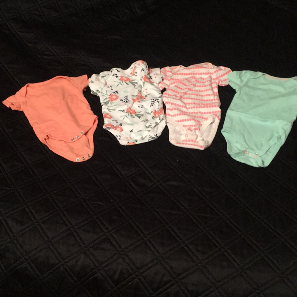 4 onesies, size 3-6 month. So cute and like new.